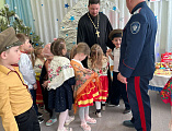 Святочная встреча благочинного Верхнедонского округа иерея Романа Митяшина с воспитанниками Вешенского детского сада №3
