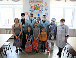 С наступающими Новым годом и Рождеством Христовым Преосвященнейший епископ Симон вместе с главой Администрации г. Шахты А.В. Ковалевым поздравил детей, находящихся на лечении в шахтинской больнице