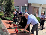 Благочинный приходов Александровск-Грушевского округа принял участие в возложении цветов