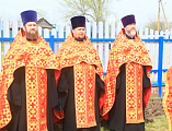 Преосвященнейший епископ Симон совершил чин освящения креста и купола для храма Покрова Пресвятой Богородицы хутора Карповка