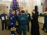 Благочинный Миллеровского округа иерей Роман Калинин поздравил сотрудников МЧС с профессиональным праздником