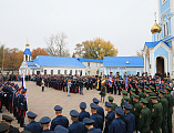 На площади Покровского кафедрального собора города Шахты прошло построение лучшего кадетского корпуса в России по случаю торжественной церемонии присяги и вручения первых погон молодым кадетам