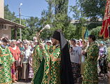 Праздничную Литургию по случаю престольного дня храма святой Ксении Петербургской г. Шахты возглавил Преосвященнейший Симон, епископ Шахтинский и Миллеровский