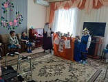 С пасхальным поздравлением учащиеся воскресной школы «Благовест» посетили подопечных Центра социального обслуживания пожилых и инвалидов