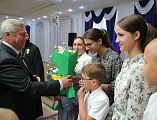 Высокой государственной награды – ордена «Родительская слава» – удостоены супруги иерей Михаил и Ольга Красновы, в семье которых растут 13 детей
