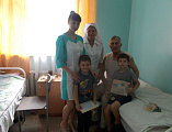 В День защиты детей сестры милосердия храма Державной иконы Божьей Матери посетили детей в городской больнице