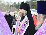Преосвященнейший епископ Симон совершил «Чин, бываемый при основании церкви и водружении креста» на месте строительства храма великомученика Георгия Победоносца в ст. Обливской