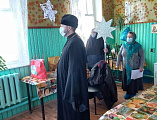 С праздником Рождества Христова протоиерей Роман Мясников и прихожане поздравили постояльцев хосписа хутора Красный
