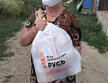 Иерей Александр Туховский и волонтер доставили и раздали продукты питания пожилым жителям хут. Николаевского