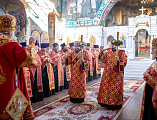 Праздник Светлого Христова Воскресения в Покровском кафедральном соборе города Шахты продолжился великой вечерней