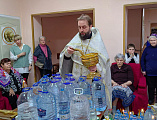 Подопечных реабилитационного центра поселка Каменоломни поздравили с днем Крещения Господня