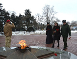 Благочинный приходов Нижнедонского округа принял участие в торжественной церемонии возложения цветов на площади 50-летия Победы пос. Каменоломни