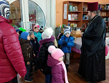 Группа детей и детского садика «Лучик» ст. Обливской посетила Свято-Никольский храм, чтобы принести подарки, сделанные своими руками, для нуждающихся детей