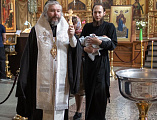 Преосвященнейший епископ Симон совершил таинство Крещения в Покровском кафедральном соборе города Шахты