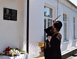 Благочинный приходов Нижнедонского округа принял участие в торжественном открытии мемориальной доски герою России Сергею Полякову