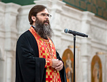 В Покровском кафедральном соборе города Шахты выпускники школ взяли благословение на предстоящие испытания знаний