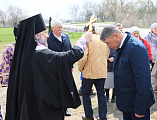 Преосвященнейший епископ Симон совершил «Чин, бываемый при основании церкви и водружении креста» на месте строительства храма великомученика Георгия Победоносца в ст. Обливской