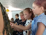 Дети и сети. Воспитанники воскресной школы "Благовест" вкладывают свой труд в плетение маскировочных сетей для СВОих