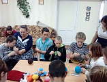 Донецкий волонтёрский отряд «Доброхоты» и помощником благочинного посетили воспитанников Дома детства г. Донецка