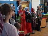 Жители пос. Каменоломни торжественно встретили Благодатный огонь