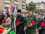 Благочинный Александровск-Грушевского округа протоиерей Сергий Яценко принял участие в возложениях цветов к мемориалам г. Шахты