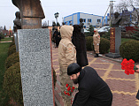 В честь Дня героев Отечества прошло возложение цветов и венков к Вечному огню на площади 50-летия Победы п. Каменоломни, на мемориалах «Аллея героев» и «Воинам Великой Отечественной войны»
