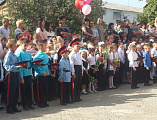 Настоятель Успенского Архиерейского подворья протоиерей Глеб Гладышев‎ поздравил учеников МОУ СОШ № 1 ст. Гундоровской с началом учебного года