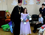 Иерей Олег Бурлаков и ученики воскресной школы «Свет Ангела» посетили детей, находящихся в социально-реабилитационном центре г. Гуково