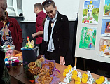 Накануне праздника Светлой Пасхи воспитанники воскресной школы «Азы Православия» при Донецком Архиереском подворье организовали праздничную ярмарку