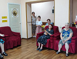 Воспитанники воскресной школы «Благовест» и сёстры Марфо-Мариинского сестричества посетили пожилых людей и инвалидов пансионата поселка Каменоломни