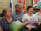 Золотые юбиляры: в РДК п. Каменоломней прошло торжество в честь Дня семьиВ посёлке Каменоломни День семьи, любви и верности отметили большой концертной программой «Ромашковая Русь». Уютный зал РДК объединил супружеские пары, чей семейный стаж исчисляется 