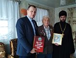 Протоиерей Сергий Яценко и представители Администрации г. Шахты посетили ветеранов Великой Отечественной войны