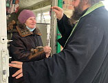 Иеромонах Варнава (Максименко) совершил объезд поселка с молебным пением и посетил старейшин прихода в Вербное воскресенье