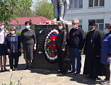 Иеромонах Арсений (Алимов) возложил цветы к памятнику погибшим воинам в годы Великой Отечественной войны