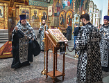 Епископ Симон совершил утреню Великой пятницы с чтением двенадцати Страстных Евангелий