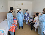С наступающими Новым годом и Рождеством Христовым Преосвященнейший епископ Симон вместе с главой Администрации г. Шахты А.В. Ковалевым поздравил детей, находящихся на лечении в шахтинской больнице
