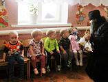 Настоятель Смоленского храма станица Шумилинская иерей Александр Туховский посетил детский сад №9 «рябинушка» с рождественским поздравлением
