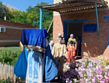 В храме пророка Илии хутора Нижнемакеевский прошла праздничная литургия с освящением орехов и крестным ходом