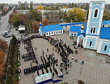 На площади Покровского кафедрального собора города Шахты прошло построение лучшего кадетского корпуса в России по случаю торжественной церемонии присяги и вручения первых погон молодым кадетам