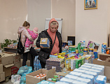 Непрерывном потоком в Шахтинской епархии оказывается гуманитарная помощь беженцам из ДНР и ЛНР