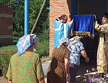 В храме пророка Илии хутора Нижнемакеевский прошла праздничная литургия с освящением орехов и крестным ходом