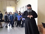 Настоятель Смоленского храма станицы Шумилинской иерей Александр Туховский встретился с учащимися школы и воспитанниками детского сада станицы Мигулинской