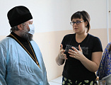 С наступающими Новым годом и Рождеством Христовым Преосвященнейший епископ Симон вместе с главой Администрации г. Шахты А.В. Ковалевым поздравил детей, находящихся на лечении в шахтинской больнице
