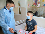 С наступающими Новым годом и Рождеством Христовым Преосвященнейший епископ Симон вместе с главой Администрации г. Шахты А.В. Ковалевым поздравил детей, находящихся на лечении в шахтинской больнице