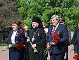 Епископ Шахтинский и Миллеровский Симон принял участие в церемонии возложения цветов к Вечному огню в поселке Каменоломни Октябрьского района