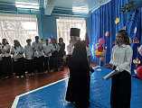В торжественной школьной линейке по подъёму Государственного флага России принял участие настоятель шахтинского Вознесенского храма