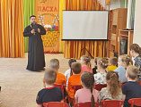 Священник провел пасхальную встречу с воспитанниками детского сада № 12