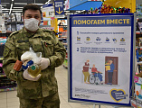 В Новошахтинске в рамках Всероссийской благотворительной акции помощи «Дари еду!» передали продуктовые наборы особо нуждающимся семьям