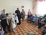 С пасхальным поздравлением и ко Дню Победы иерей Виктор Литвинов и ученики воскресной школы посетили дом престарелых