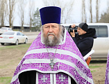 Преосвященнейший епископ Симон совершил «Чин, бываемый при основании церкви и водружении креста» на месте строительства храма великомученика Георгия Победоносца в ст. Обливской